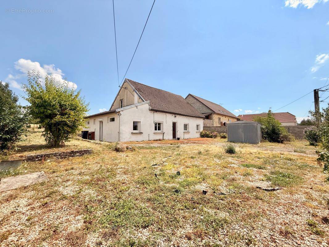 Maison à MONTMANCON