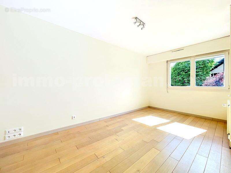 APPARTEMENT_T4_TRANSFORMEE_EN_T3_IMMO_PROLEMAN_COLLONGES_SOUS_SALEVE_BELLES_PRESTATIONS_RENOVEE_BEAUX_VOLUMES_PIED_DE_LA_DOUANE_Veyrier_geneve_TRAM_CEVA_frontiere_Suisse_rangement_pièce_de_vie_séjour_cuisine - Appartement à COLLONGES-SOUS-SALEVE