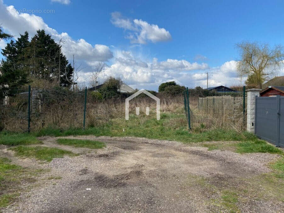 Terrain à MONTAGNY-EN-VEXIN