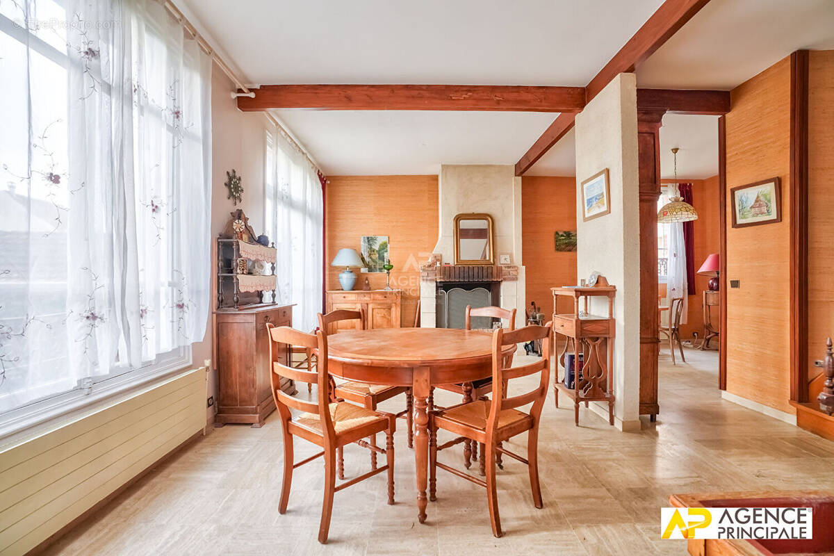 Maison à LE MESNIL-LE-ROI