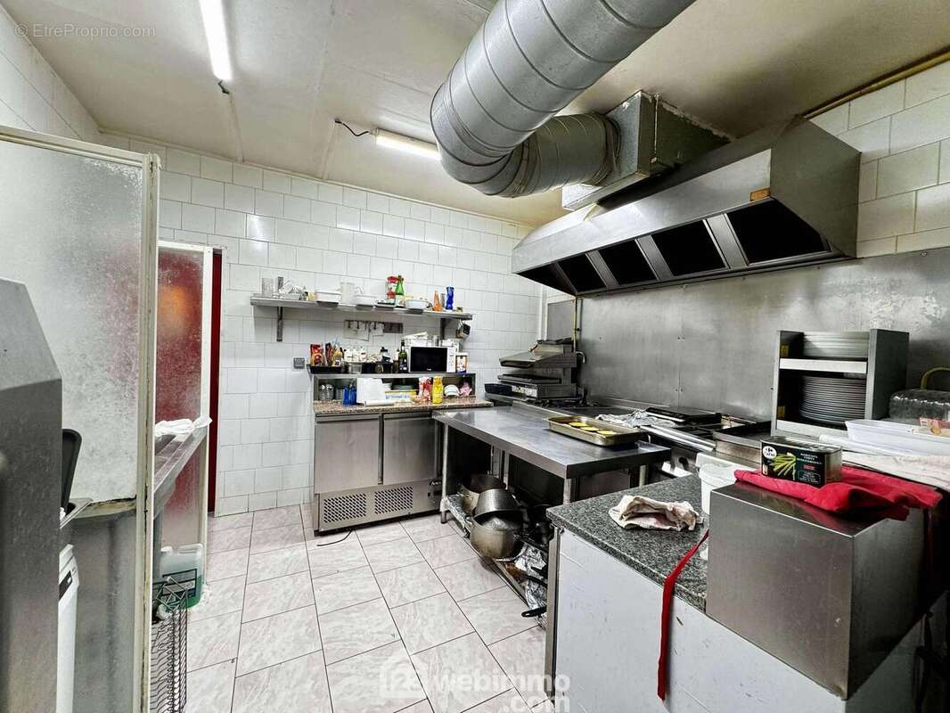 Poste complet : hotte, plaques, four, fourneau, friteuse, saladette, salamandre? tout y est - Commerce à LAON