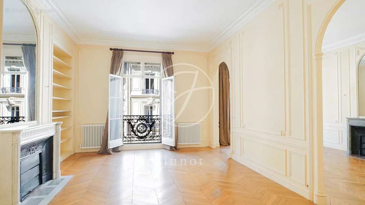 Appartement à PARIS-8E