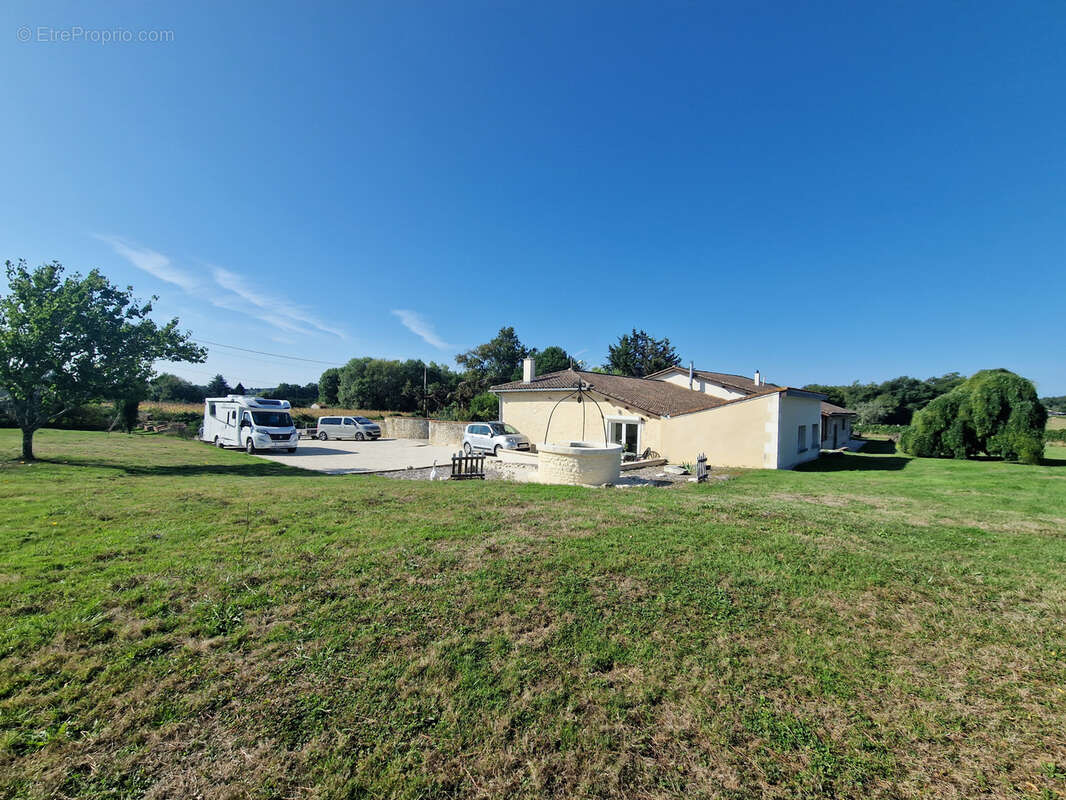 Maison à TUGERAS-SAINT-MAURICE