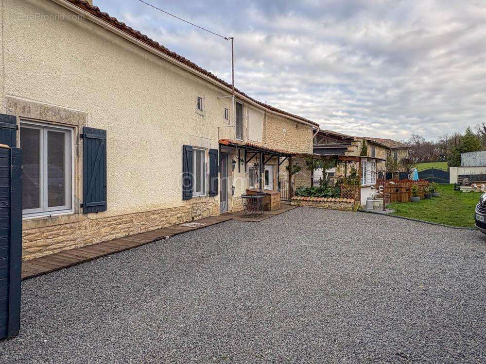 Maison à CHEF-BOUTONNE