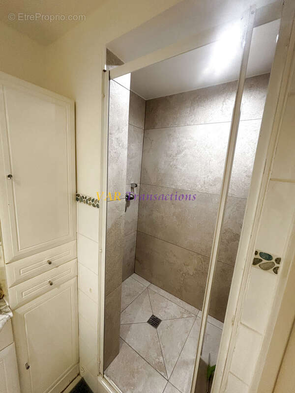 Duplex de 85 m2 avec terrasses, jardin, vue sur la rade de Toulon, piscine, tennis, parking et cave. - photo 8