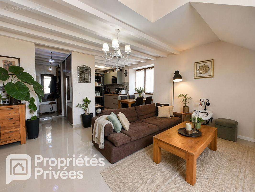 Appartement à PERON