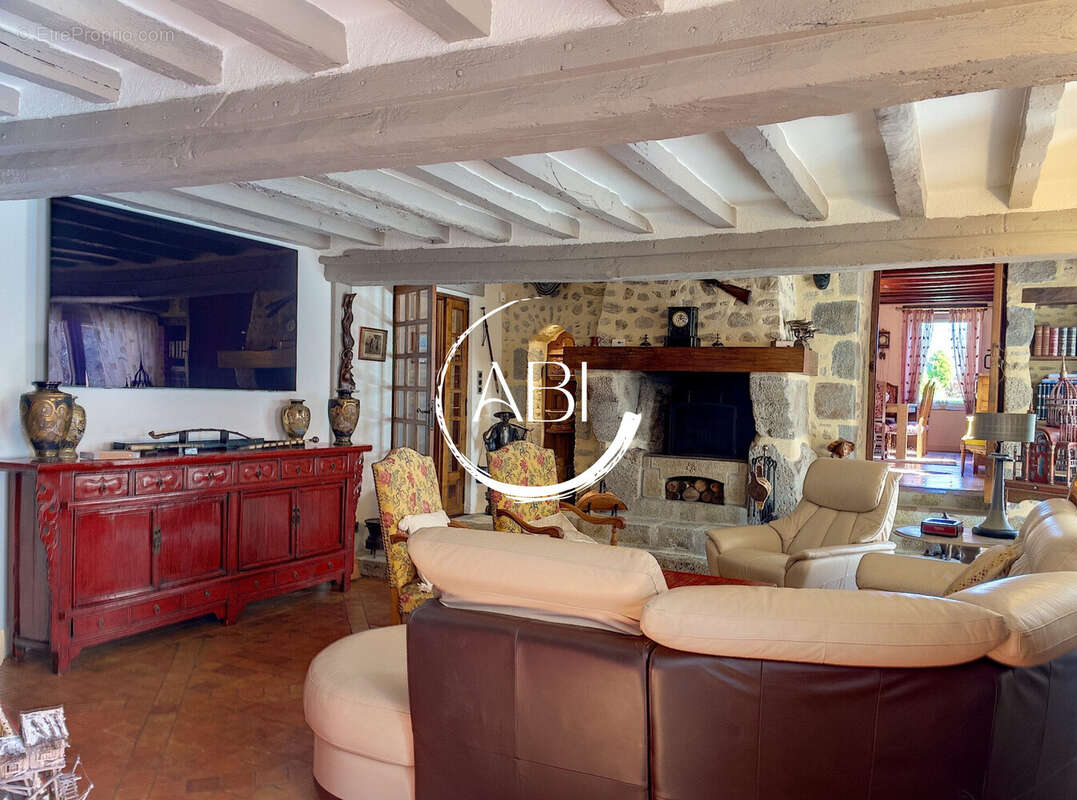 Maison 250 m² à Saint-Georges-Buttavent  - photo 9