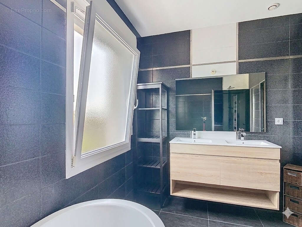 Appartement 138m2, grande pièce à vivre, 3 chambres, 1 bureau,1 place  voiture à l'extérieur, 1 garage fermé - photo 6