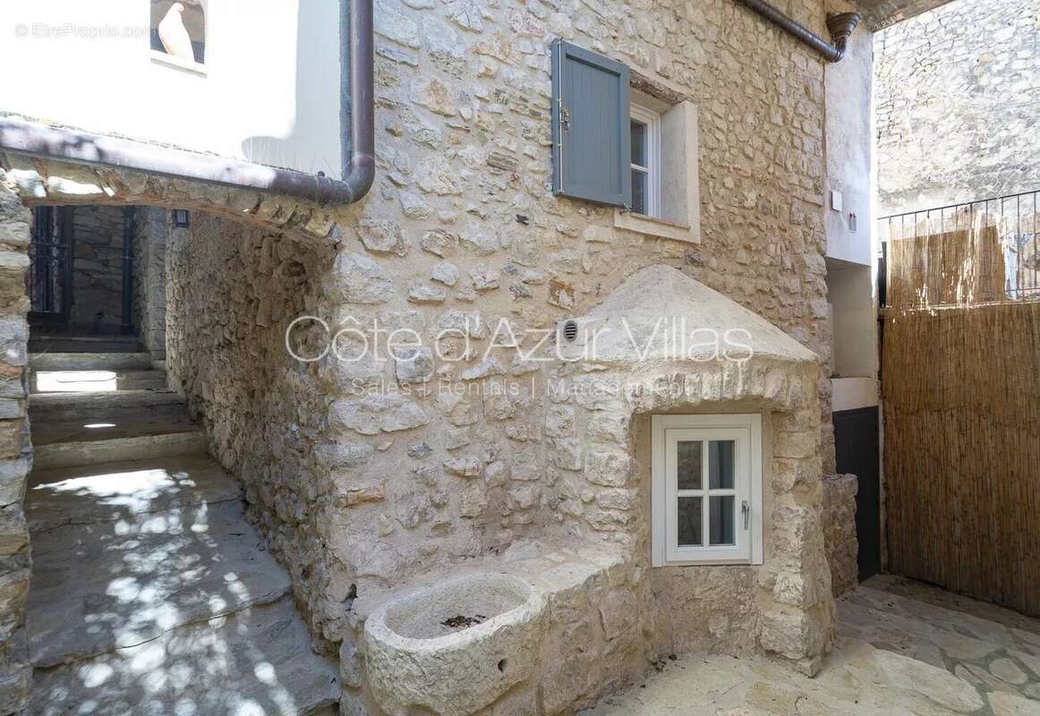 Maison à CHATEAUNEUF-GRASSE
