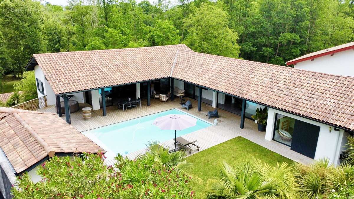 Villa d'architecte de type t8 de 220 m2 dont un appartement de 46 m2 avec piscine - photo 2