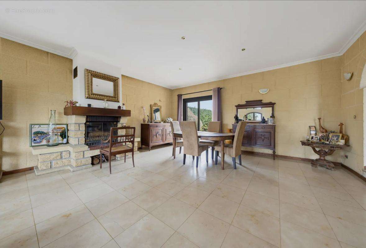 Laissez-vous séduire par cette villa de caractère - photo 4