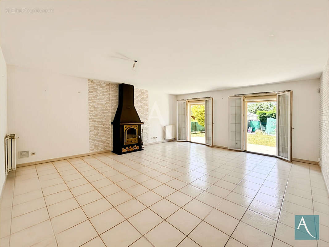 Maison de plain-pied à vendre à Breuillet , 3 chambres , jardin , au calme - photo 2
