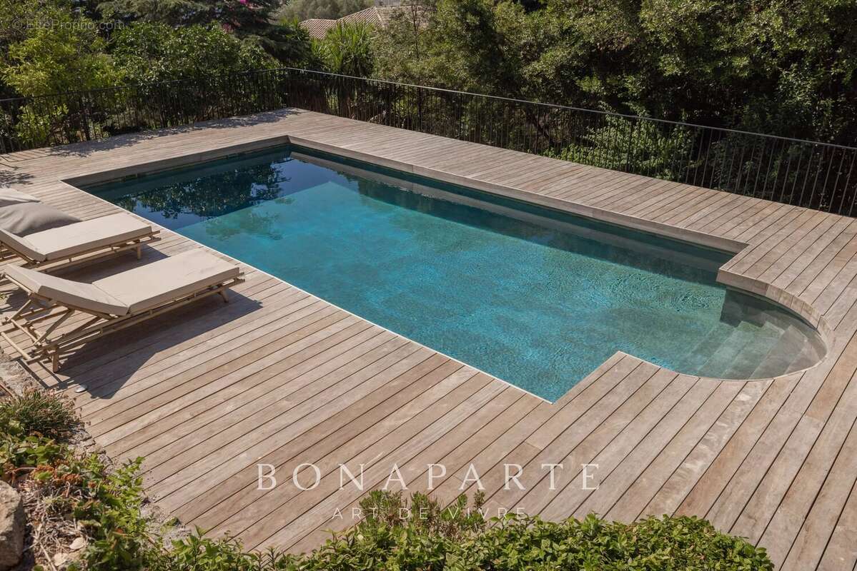 Aux portes de SUPER CANNES, élégante villa entiérement rénové - vue mer panoramique - position dominante - photo 24