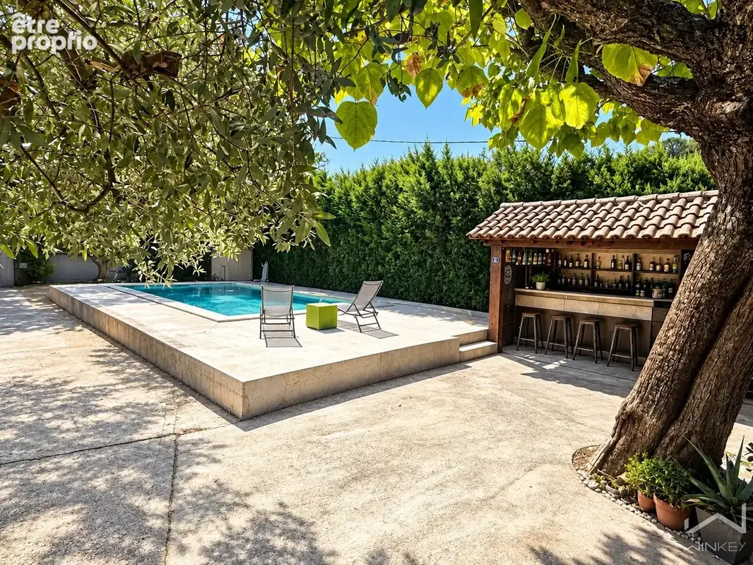 Nathalie Sinad vous présente à Uchaux cette propriété d'environ 201 m2 au total, avec piscine, studio et appar - photo 2