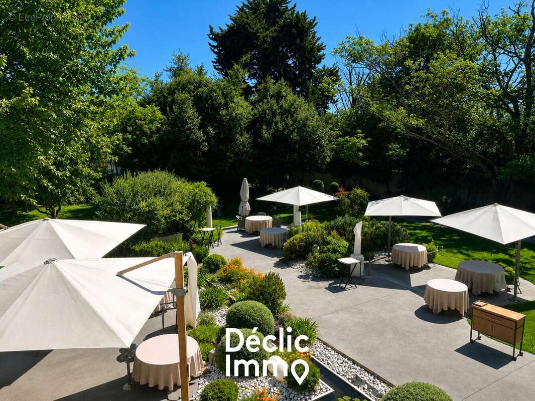 Murs commerciaux d'exception : gastronomie étoilée et hôtel 4 étoiles au cur d'un domaine . - photo 4