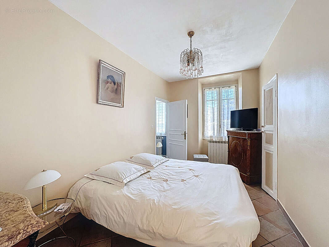 Maison à CHATEAUNEUF-VILLEVIEILLE