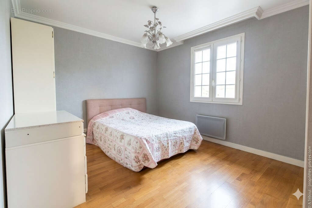 Coup de coeur : Villa familiale d'exception de 210m² - 5 chambres - Piscine -et jardin - Bron Les Genets - photo 14
