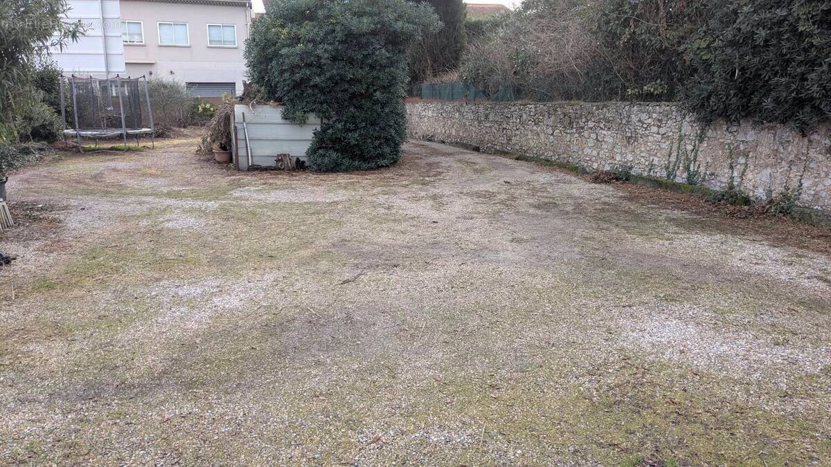 Commerce à VALLAURIS