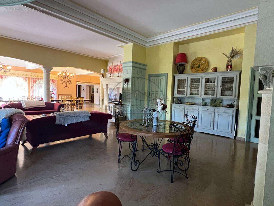 Maison à SAINT-SAUVEUR-DE-CRUZIERES