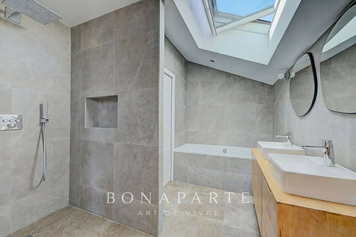 Suresnes – Élégante maison familiale de 210 m² avec jardin paysager et garage - photo 15