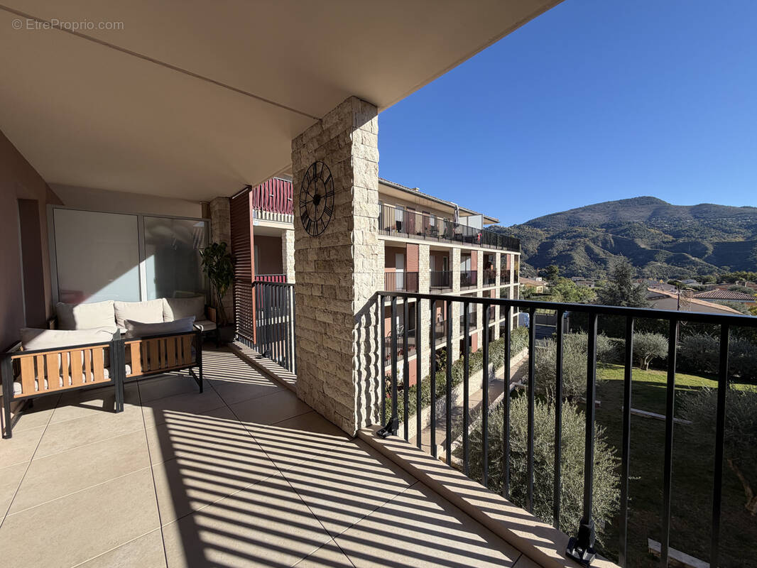 Appartement à CARROS