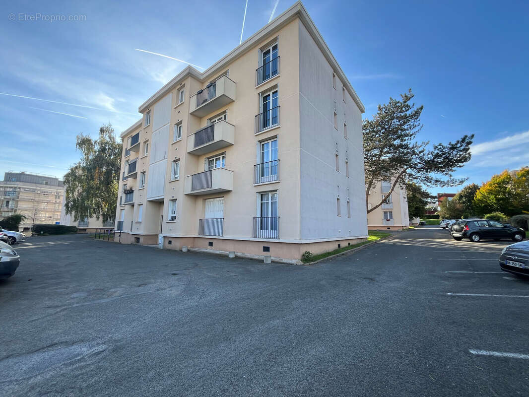 Appartement à LES CLAYES-SOUS-BOIS