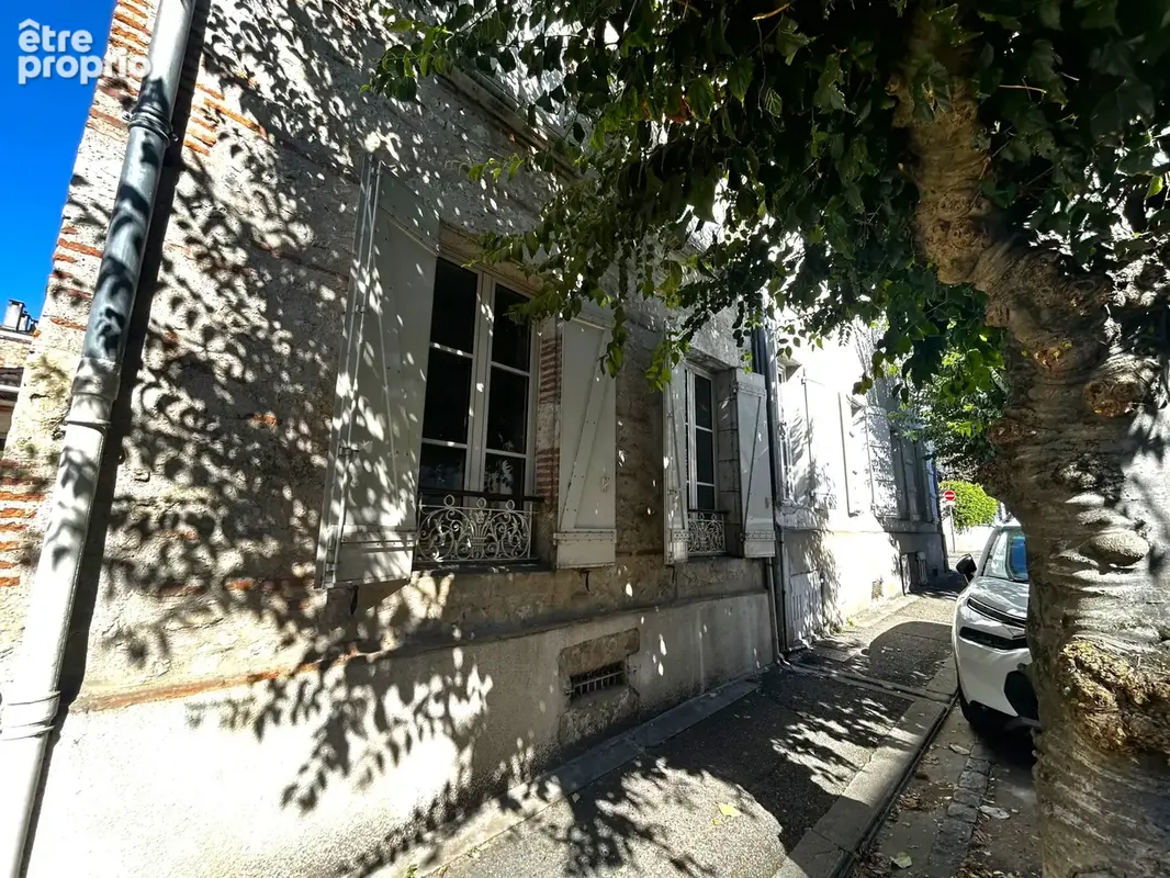 Agen - hyper centre - maison bourgeoise avec cour et parking - photo 3