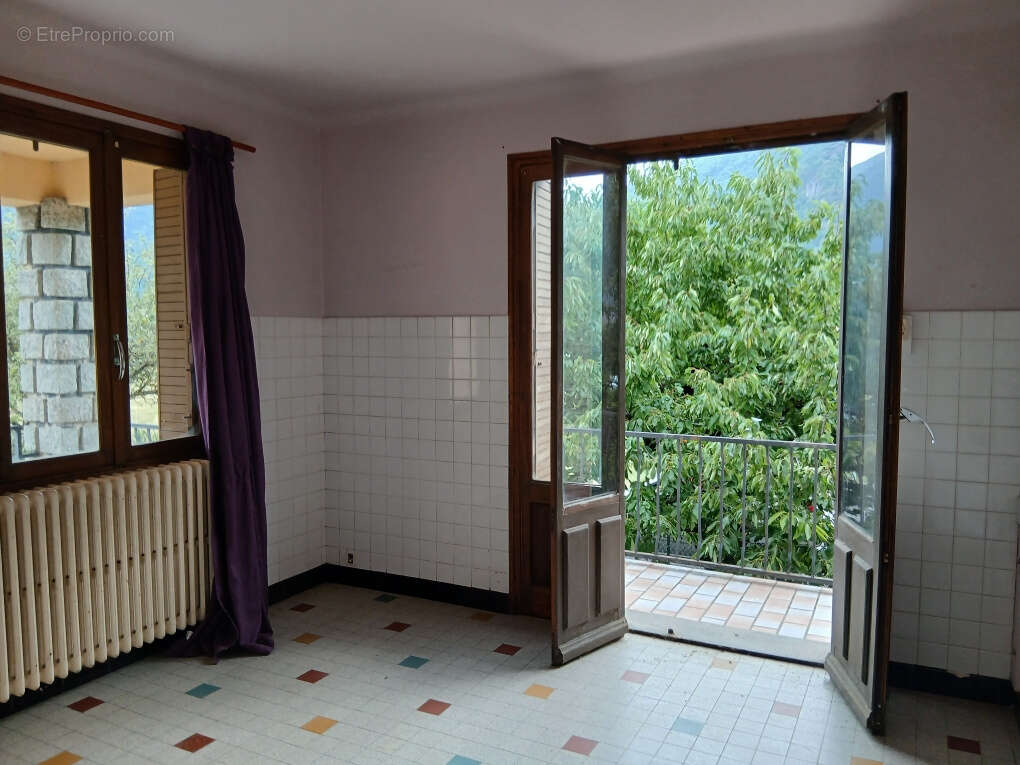 LA CHAMBRE. Très proche du centre, villa 195 m2 avec 2 appartements indépendants. A rénover - photo 3