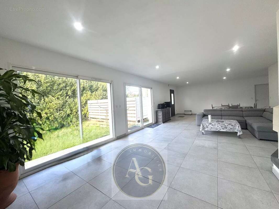 Maison à VILLENEUVE-LA-COMPTAL