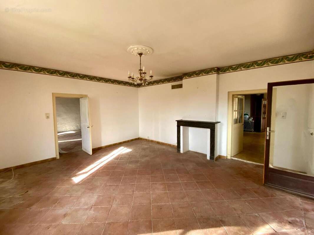   - Maison à NEGREPELISSE