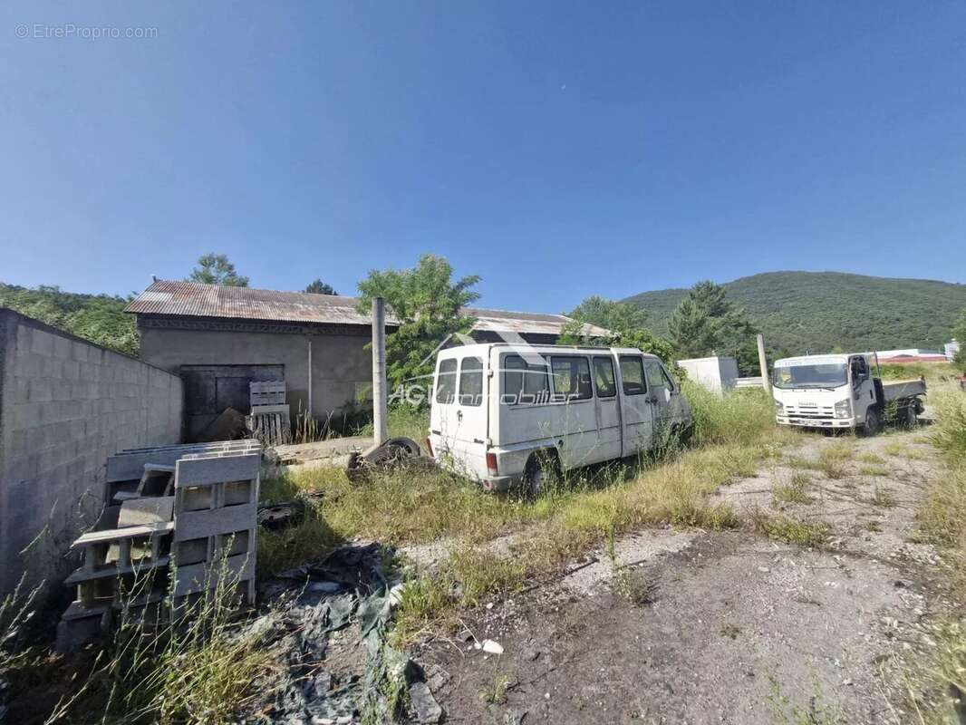 Commerce à SAINT-JEAN-DE-VALERISCLE