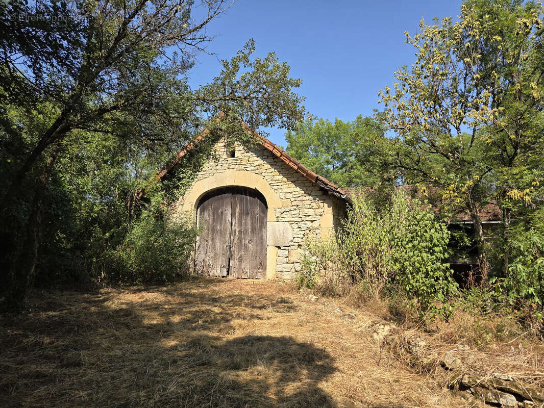 Maison de caractère en pierre - Charme authentique et fort potentiel de rénovation - photo 9