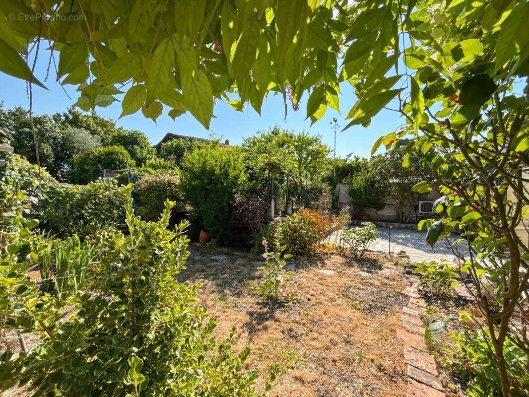 LECTOURE, vaste maison de ville avec jardin et garage - photo 11