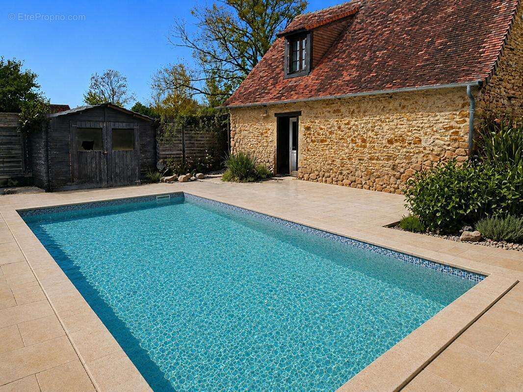 Superbe longère en pierre avec piscine sécurisée et dépendances à Prissac 179 000 - photo 4