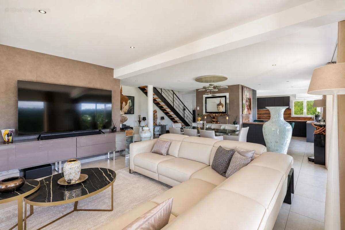 Maison familiale de 176m² – Matériaux de qualité, aucun travaux, cadre très paisible - photo 3