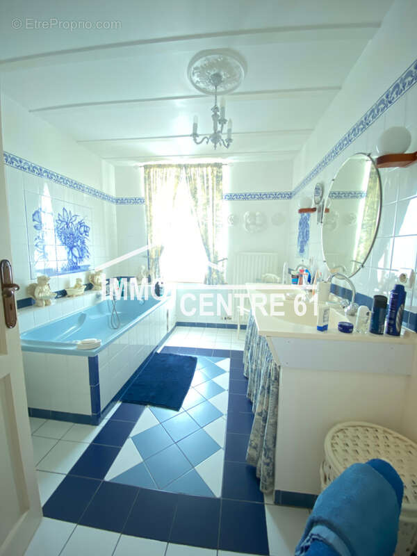 Maison à LASSAY-LES-CHATEAUX