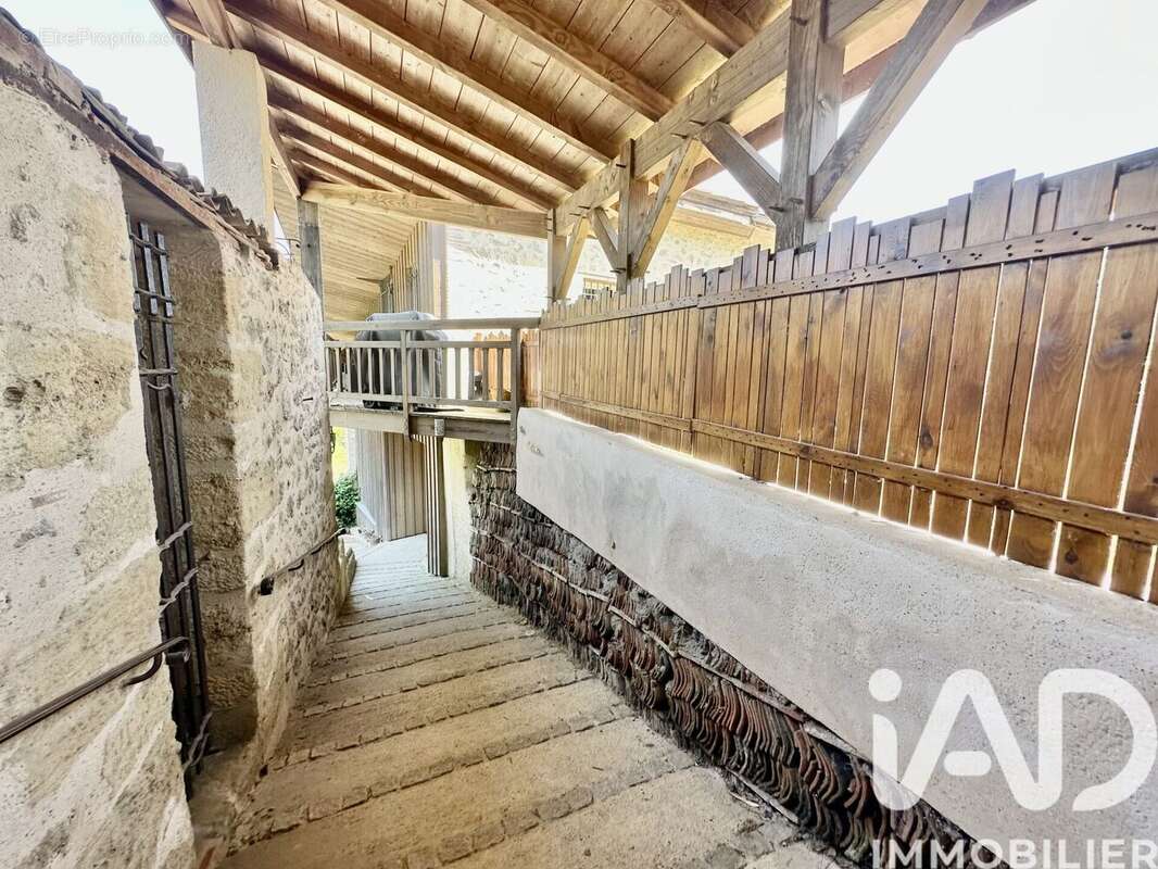 Maison 160 m² à Saint-Martin-Petit  - photo 9