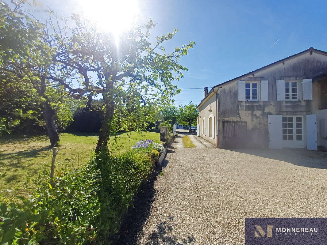 Maison à BAIGNES-SAINTE-RADEGONDE