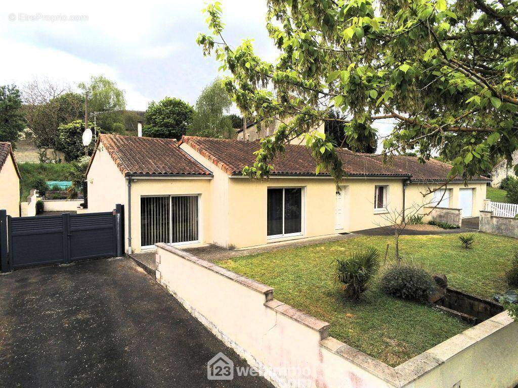 Pavillon de plain-pied, 145 m2 habitables, - Maison à DANGE-SAINT-ROMAIN