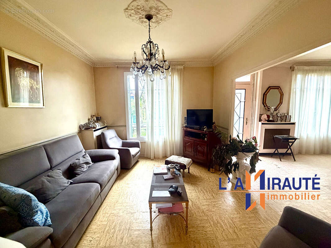 Maisons-Laffitte Maison de charme (4 pièces) à fort potentiel de 105m² - photo 3