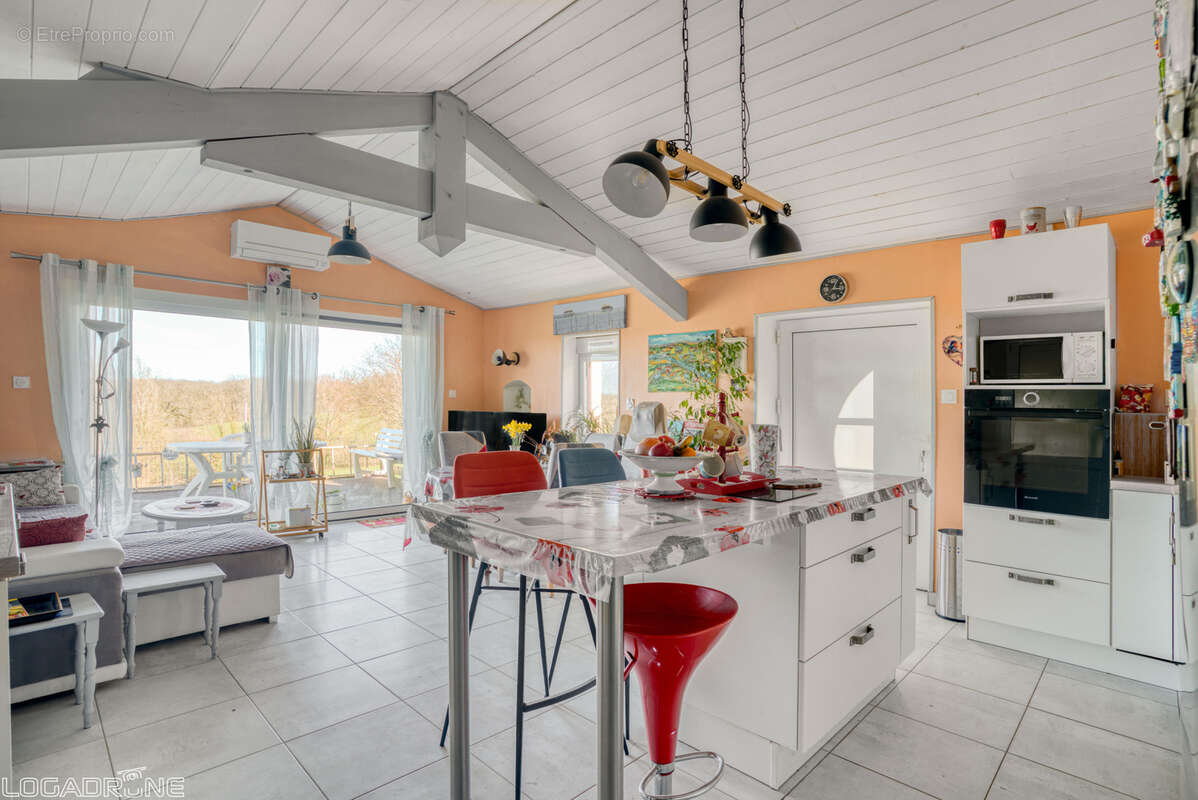 Ensemble avec deux habitations avec hangar sur un terrain de plus de 5 hectares - photo 10