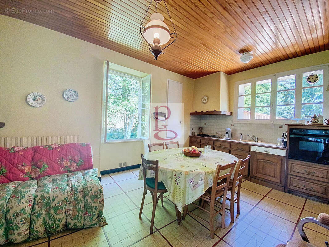 photo2c2b631a147e206f91ac3f2e47240a7e - Maison à FLEURANCE