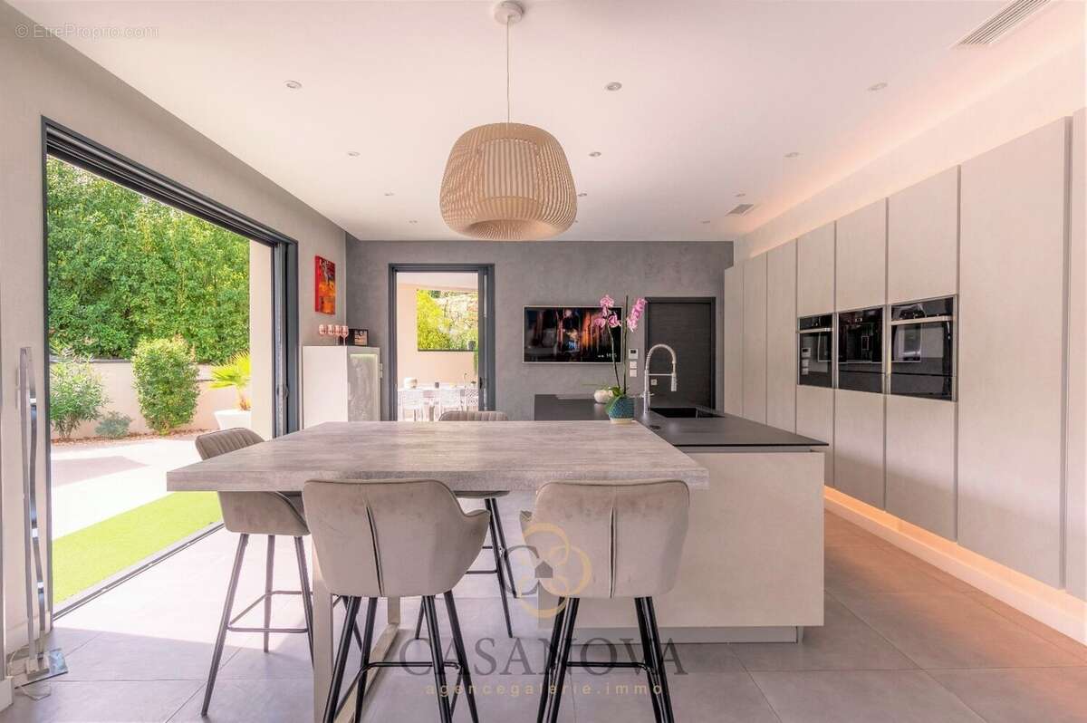 Maison à SAINT-CLEMENT-DE-RIVIERE