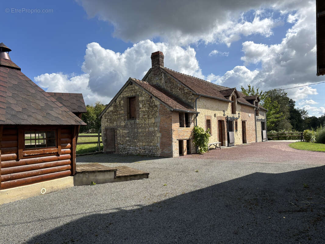 LE MELE SUR SARTHE - Ancien corps de ferme avec dépendances et 2 hectares de prairie - photo 2