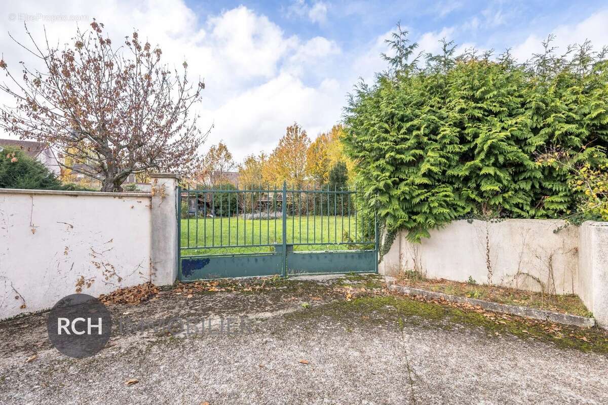 Terrain à MONTFORT-L&#039;AMAURY