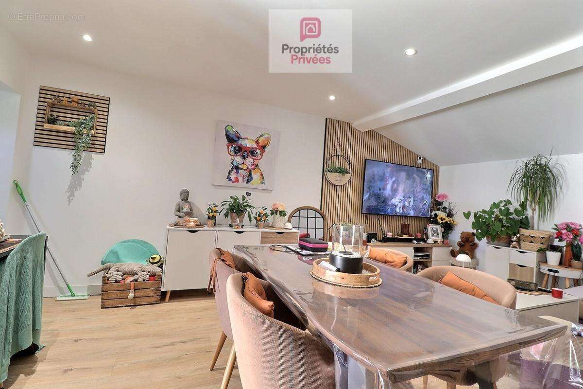 Longère charentaise de 188 m2, une grange intermédiaire pouvant servir d'agrandissement, un gite, un garage à l'est de 36 m2, de - photo 12