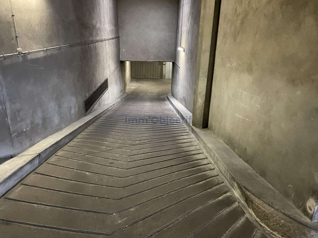 Parking à PARIS-12E
