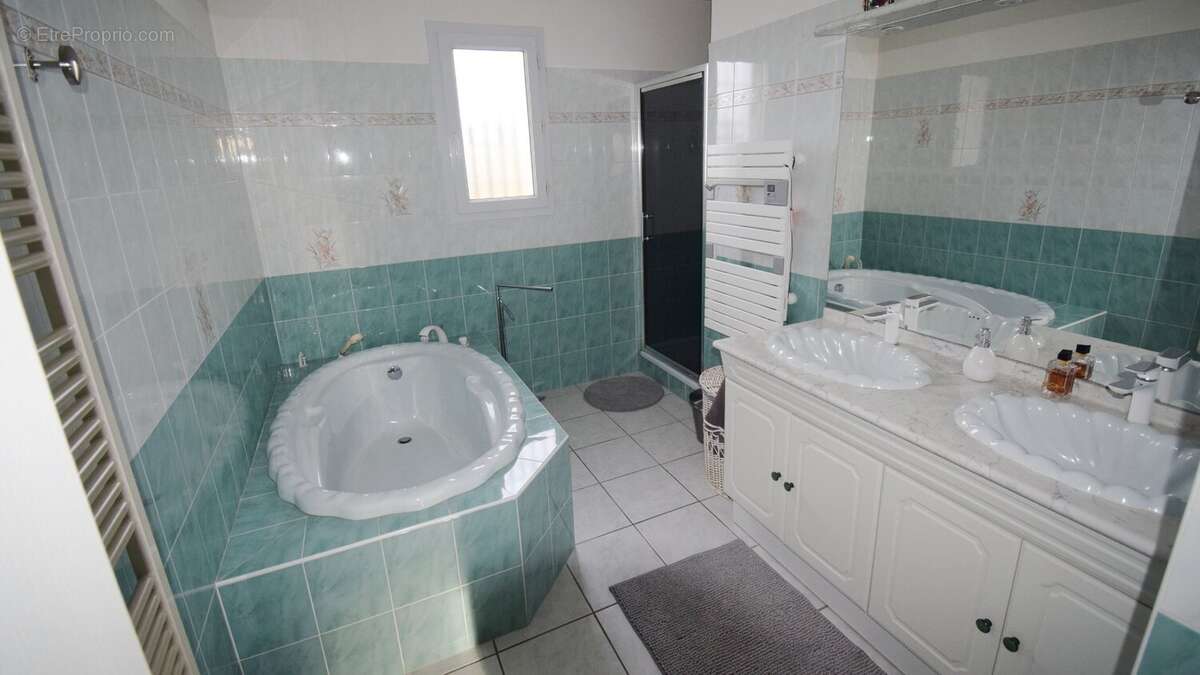 Maison à CREUZIER-LE-VIEUX