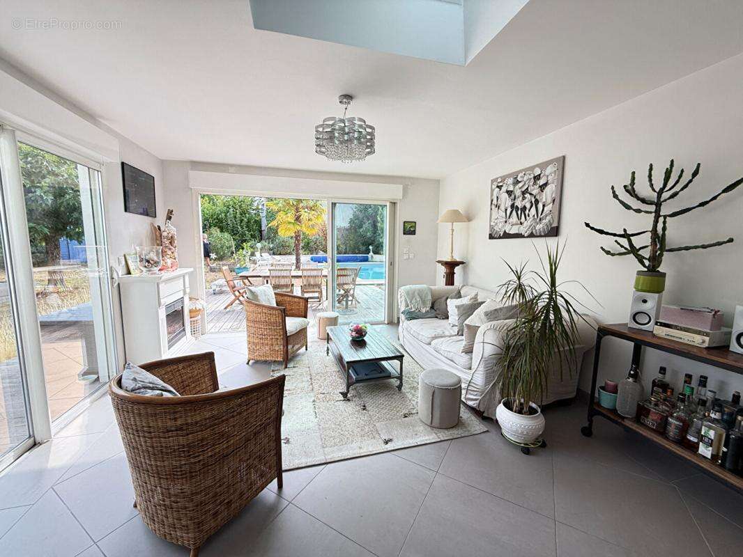 Maison à SAINT-YRIEIX-SUR-CHARENTE