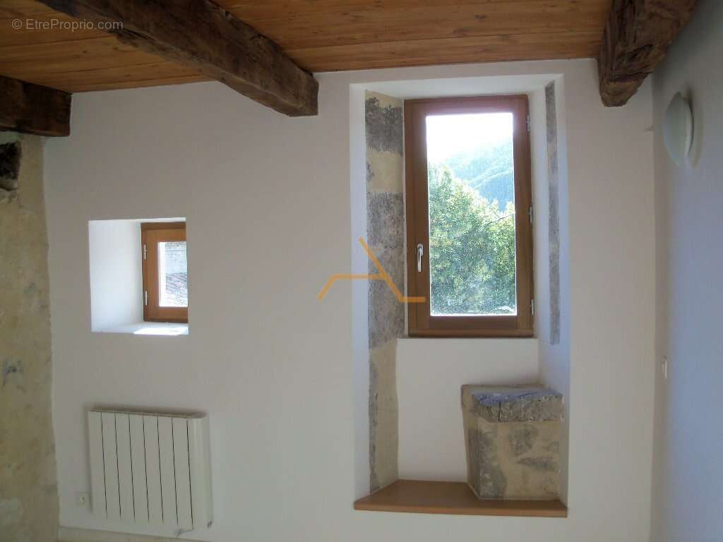 Maison à MONTJOUX